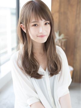 ロングヘアの透け感前髪の写真