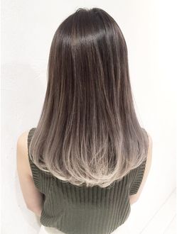 バレイヤージュの女性の写真