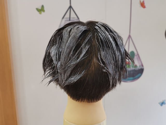 地肌近くを塗らずにヘアカラーを塗った後