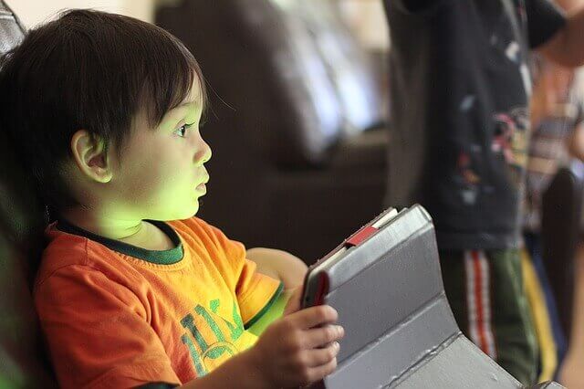 タブレットを見ている子供の写真
