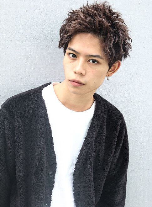 ツイストパーマの男性ショートカット