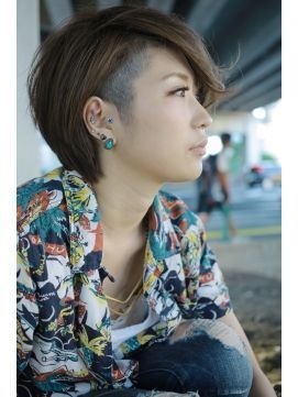 ツーブロックヘアの女性の写真