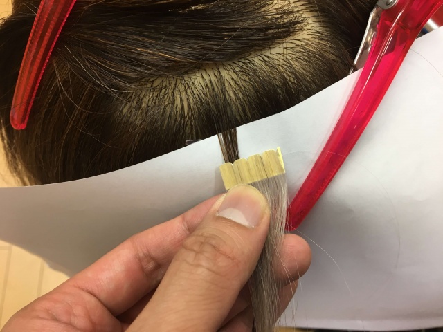 シールエクステを付ける部分の確認している写真