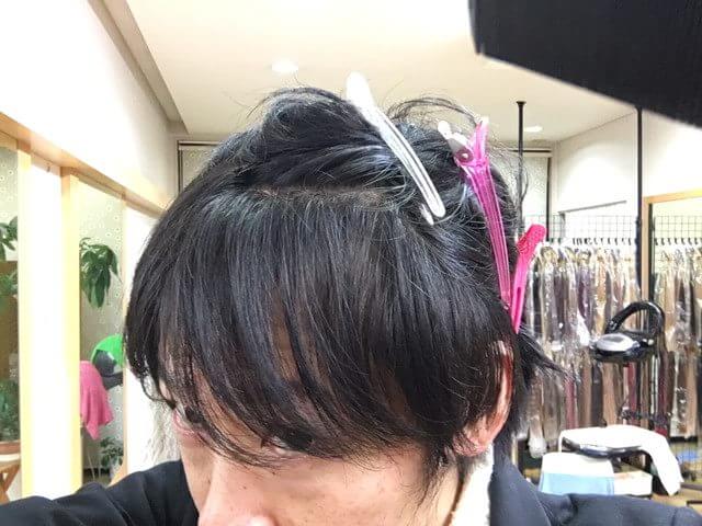 ジグザグに分け取った髪の毛の写真