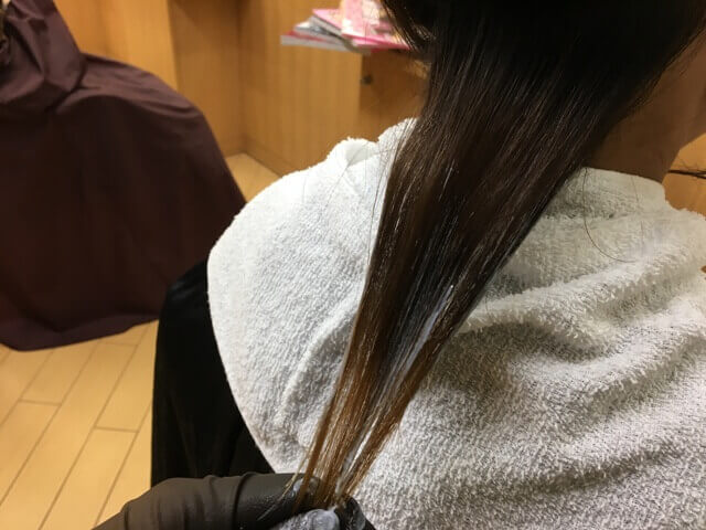 千木の毛束にブリーチを付ける写真