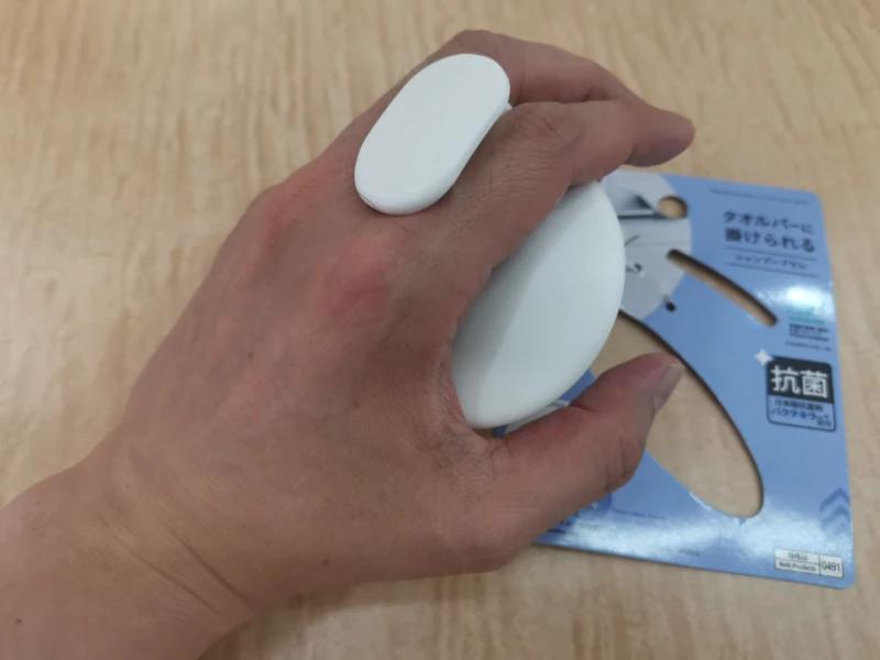 タオルバーに掛けられるシャンプーブラシ持った