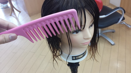 目の粗いクシの写真
