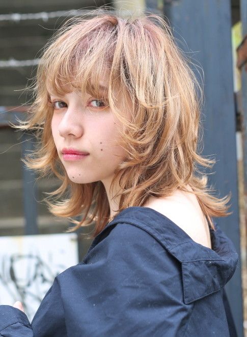 ウルフカットの女性