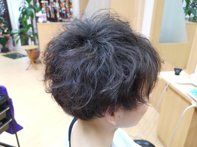 メンズデジタルパーマをかけた髪右サイド
