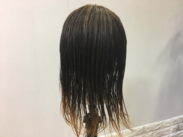 濡らした髪の毛の写真