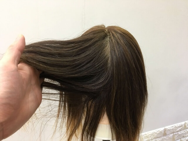 何も付けていない髪の毛の指通りの写真