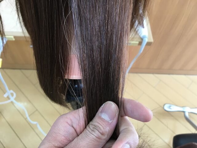従来のストレートアイロンで伸ばした後の髪の毛のうるおい写真