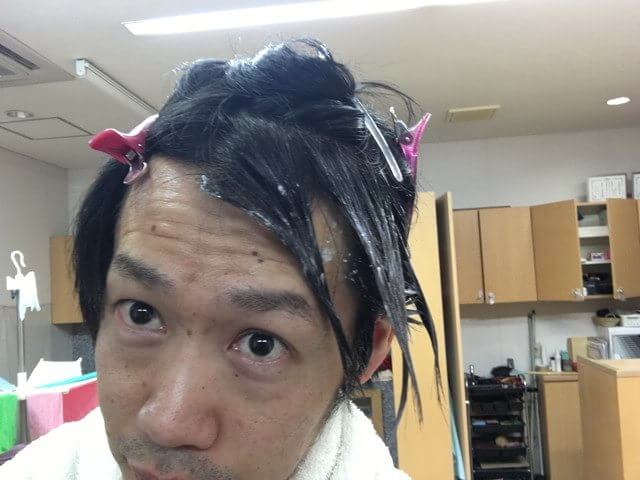 ブリーチを塗った髪の毛の写真