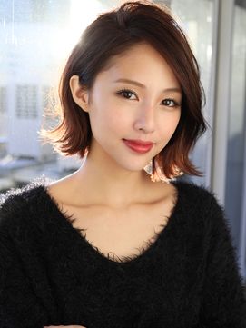ショートボブの女性の写真