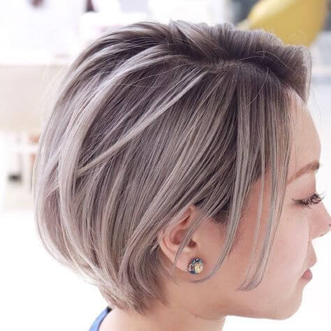ツーブロックヘアの女性の写真