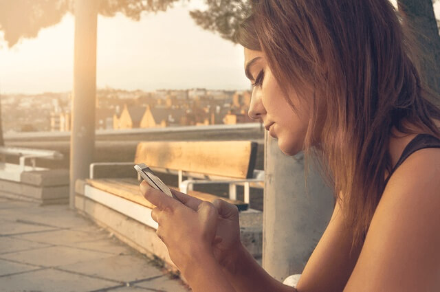 電話をかける女性の写真
