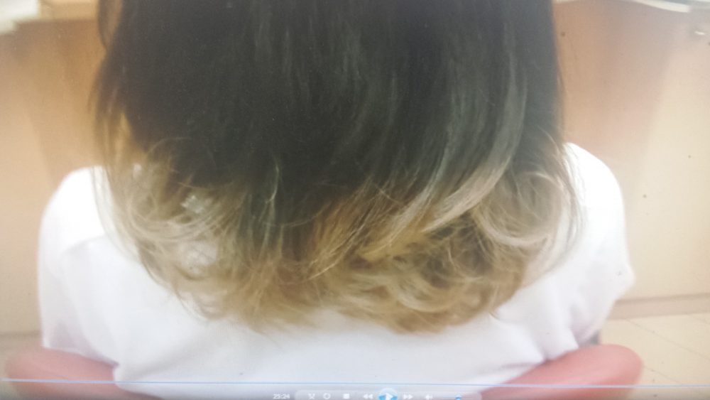グラデーションカラーをした人間の髪の毛