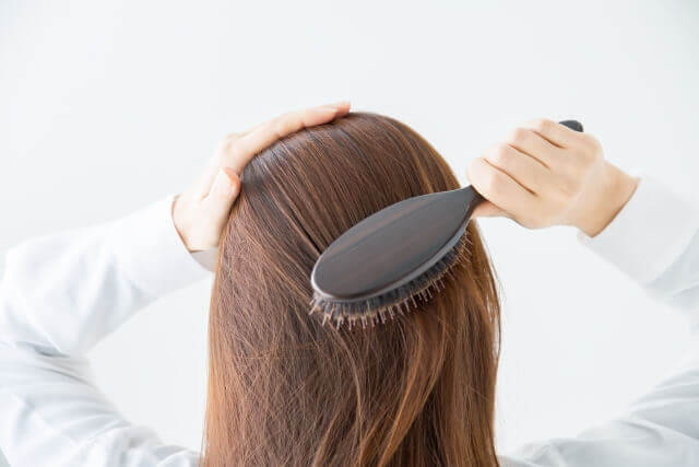 ブラッシングする女性の写真