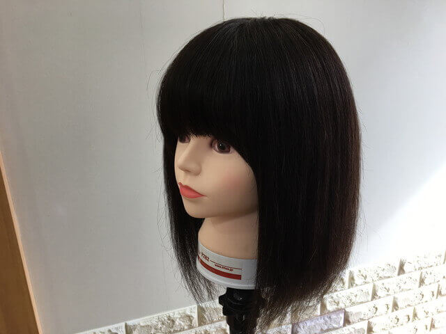 インナーカラーをする髪の毛の写真