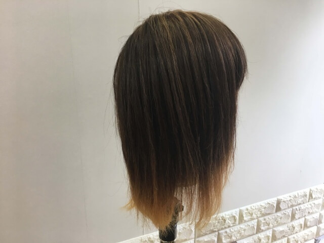 流さないトリートメントを付けた側の毛の写真