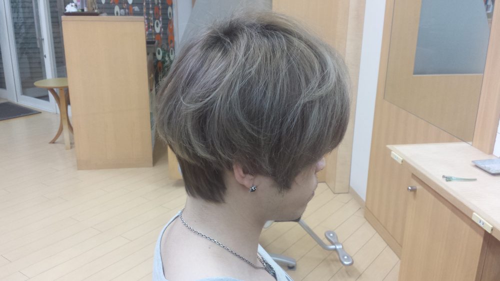 グレージュカラーで染めた男性モデルさんの写真　右