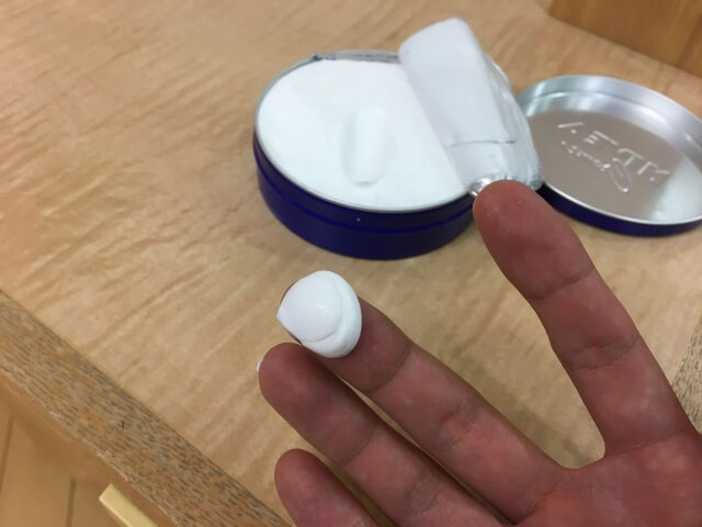 ニベアを手に取った写真
