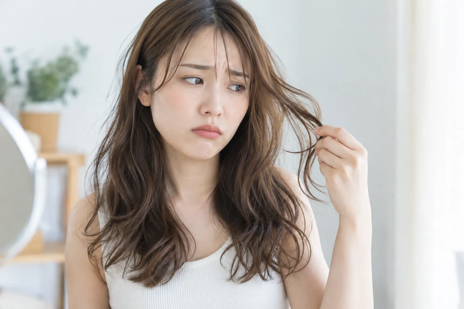 クセ毛で悩む女性