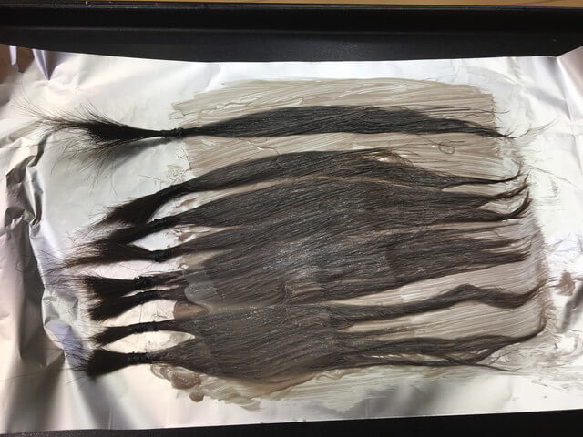 髪の毛を染めている写真