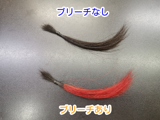 レッドのカラーバターで染めた髪室内
