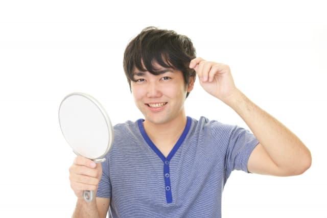 髪を気にする男性
