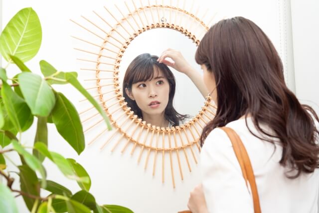 前髪を気にする女性