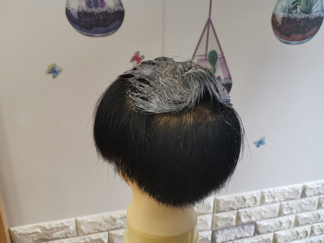 黒染めしているブリーチした髪