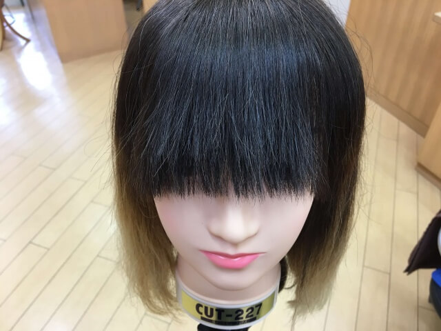 真っ直ぐになっている前髪