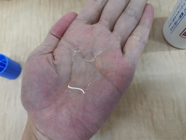 手に取った水のいらないシャンプー