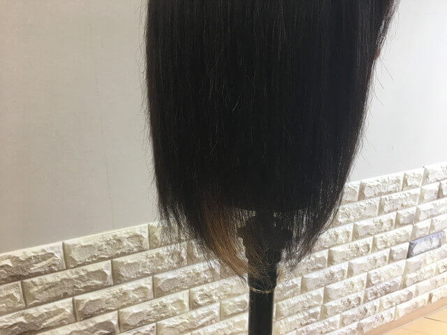 耳後ろインナーカラーの毛先の写真