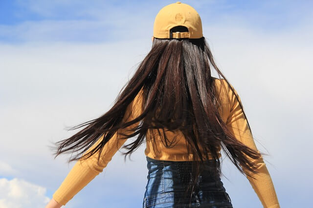 風になびくロングヘアー