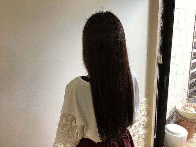 アッシュグレーで染めた髪の毛の写真