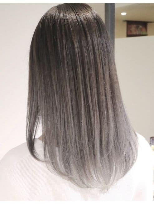 バレイヤージュカラーの女性