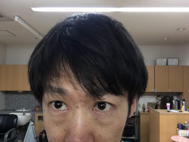 洗い流さないトリートメント付ける前の髪の毛の写真