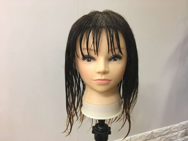 濡らした髪の毛の写真