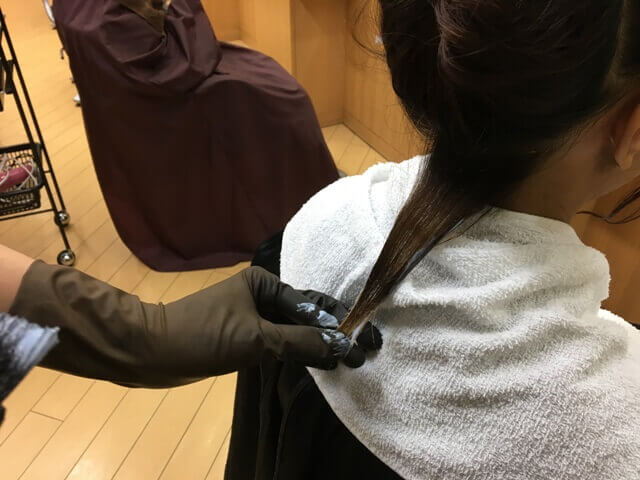 毛束の左側にブリーチを付ける写真