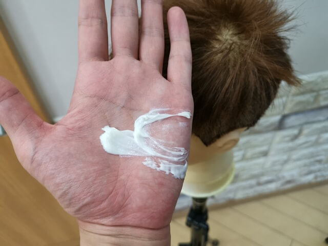 手に取ったワックス