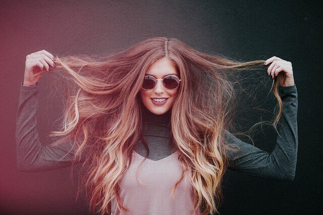 ロングヘアの女性の写真