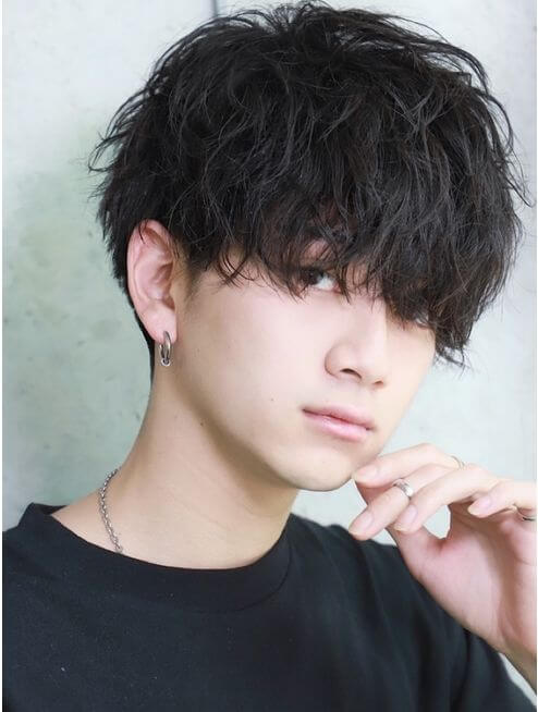 ツイストパーマの男性