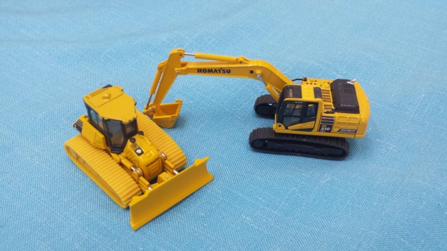 ブルドーザーとショベルカーの玩具の写真