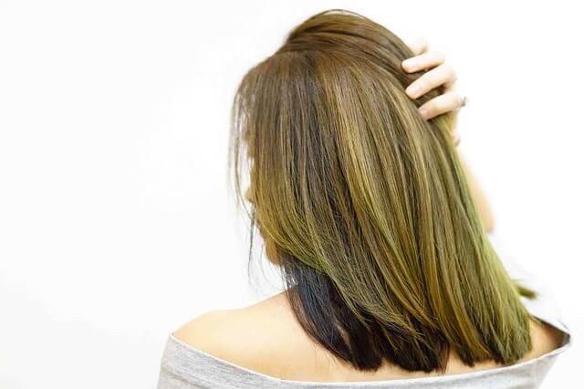 ストレートヘアの女性の写真