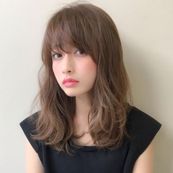 ベージュカラーの女性