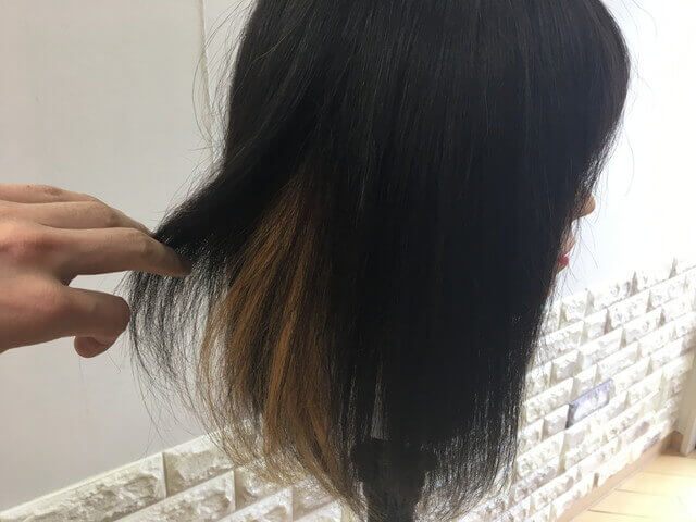 耳後ろインナーカラーの見え方の写真
