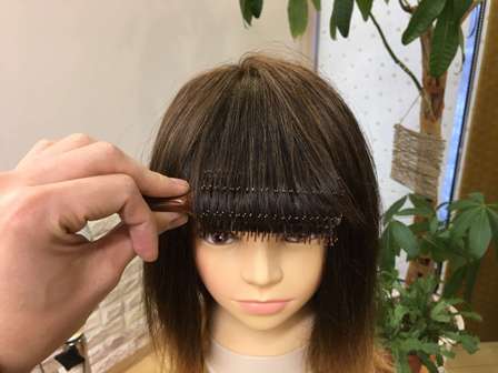 ブラシを使って前髪カールを作っている写真