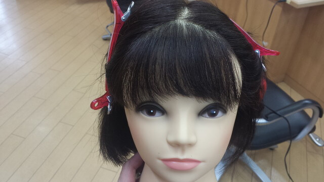 毛先をカールさせた前髪の写真